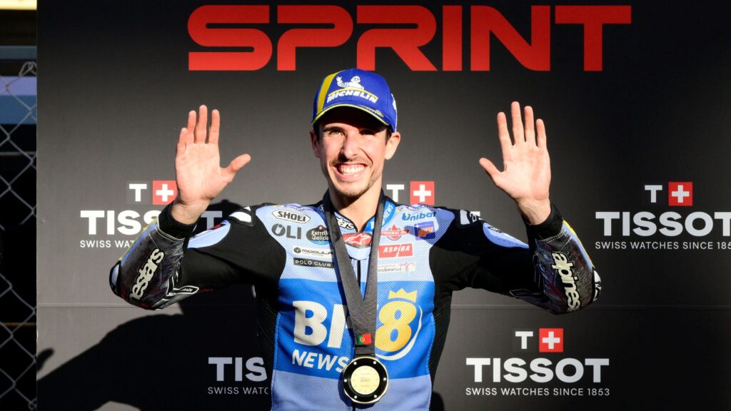 lex-marquez-celebra-la-victoria-en-el-sprint-del-gran-premio-de-portugal-de-motogp-2025